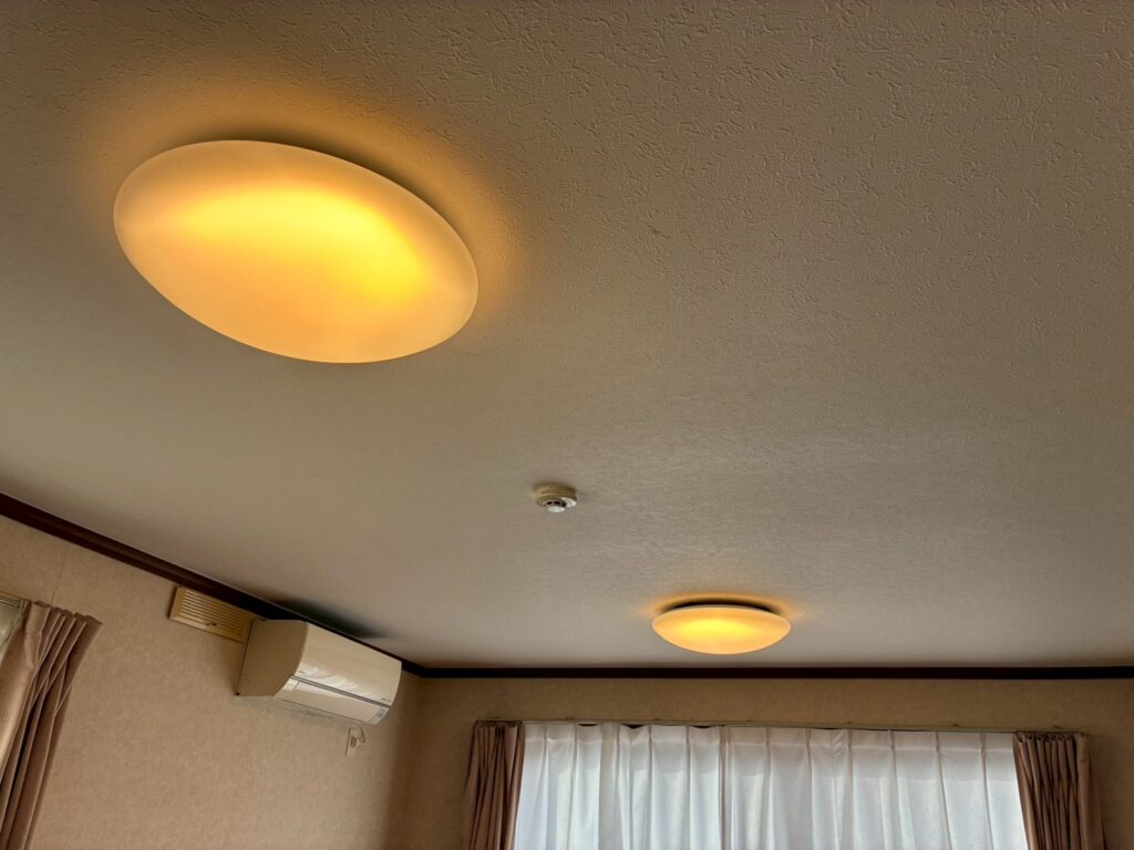 仙台市の住宅で行った照明器具交換工事の完了後の様子。チカチカしていた照明の不具合が解消され、部屋全体が明るくなりました