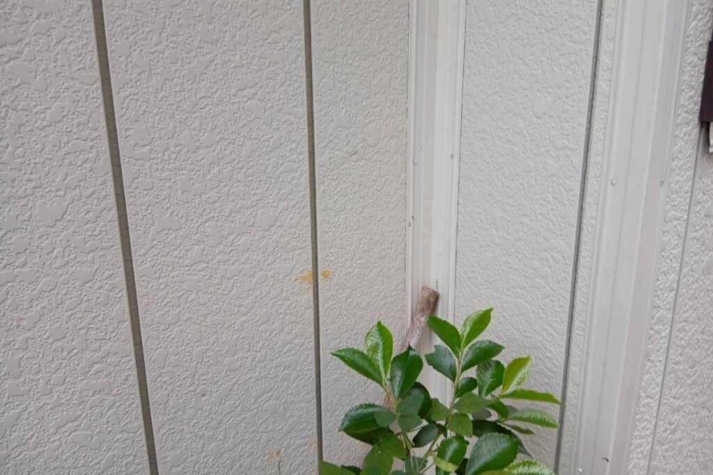 金属サイディング外壁の縦目地まわりに発生したサビの様子。仙台市で見られる金属サイディングの劣化事例。