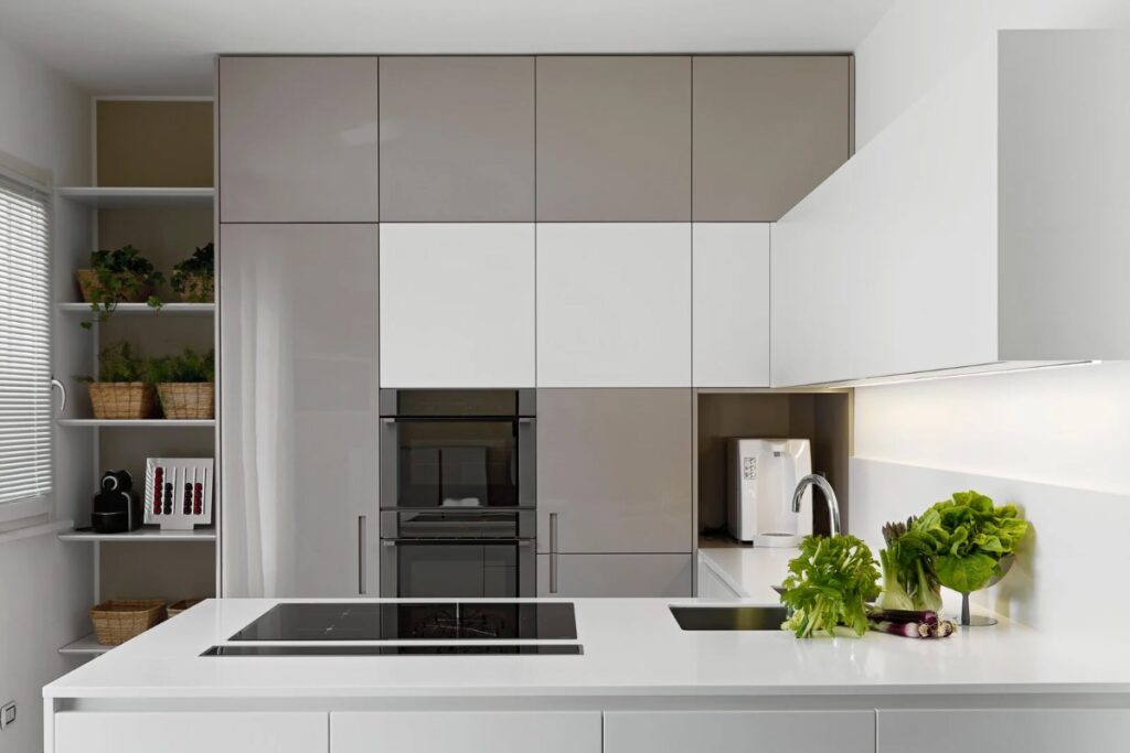 白を基調としたシンプルで清潔感のあるキッチン空間。収納力と使いやすさを重視したキッチンリフォームのイメージ写真。