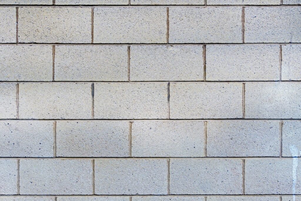 ひび割れや大きな破損はないが経年劣化が見られるブロック塀の表面|仙台市でブロック塀は直す?撤去する?判断基準の解説用画像