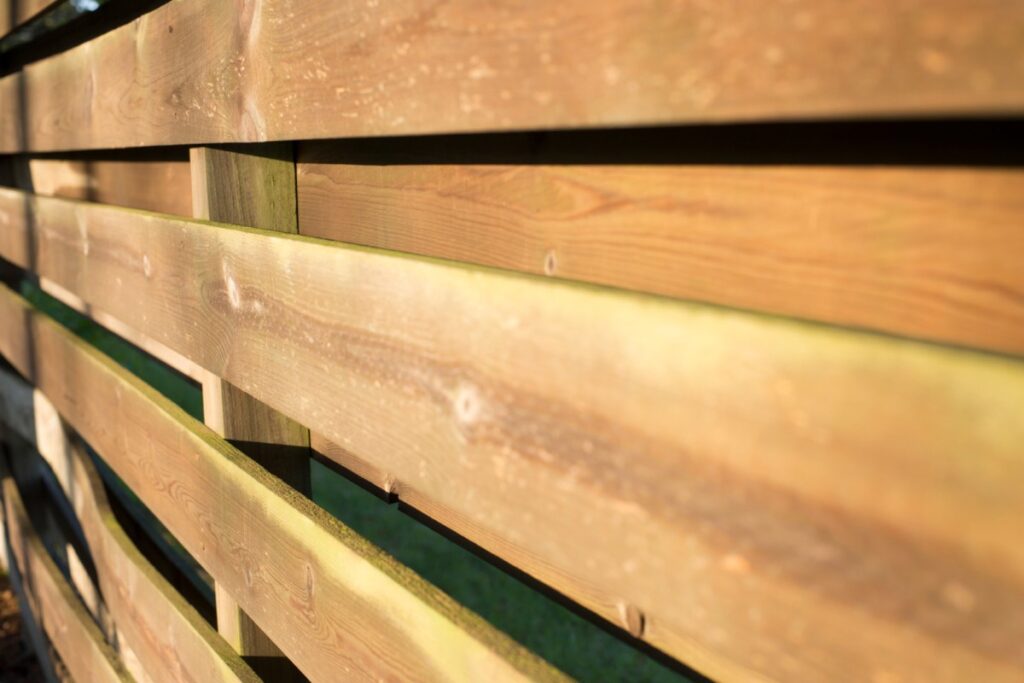 木目調デザインの目隠しフェンスの近接写真｜自然な見た目で視線を遮る外構フェンスの施工例