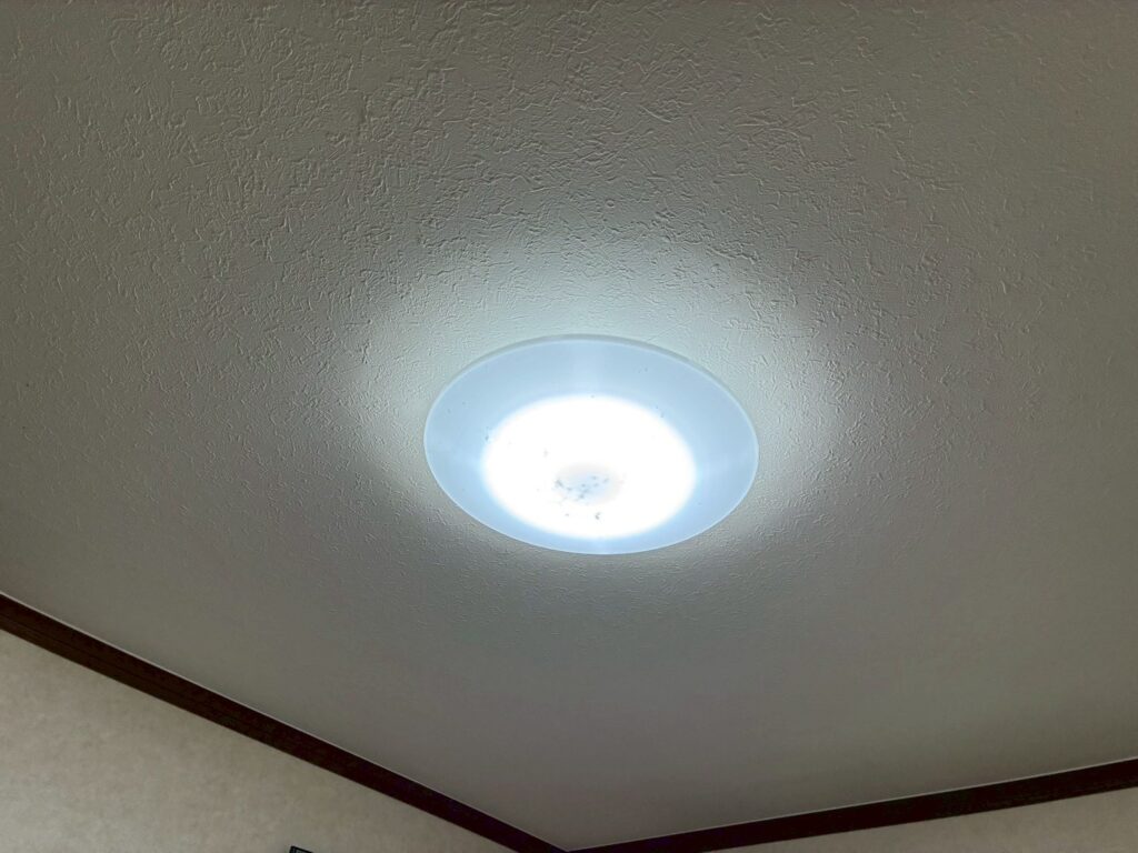経年劣化により不具合が出ていた施工前のシーリングライト(室内全体)