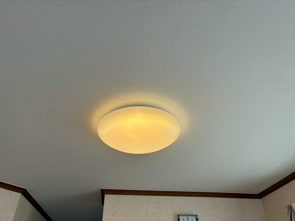 シーリングライト交換工事後に安定して点灯している新しい照明