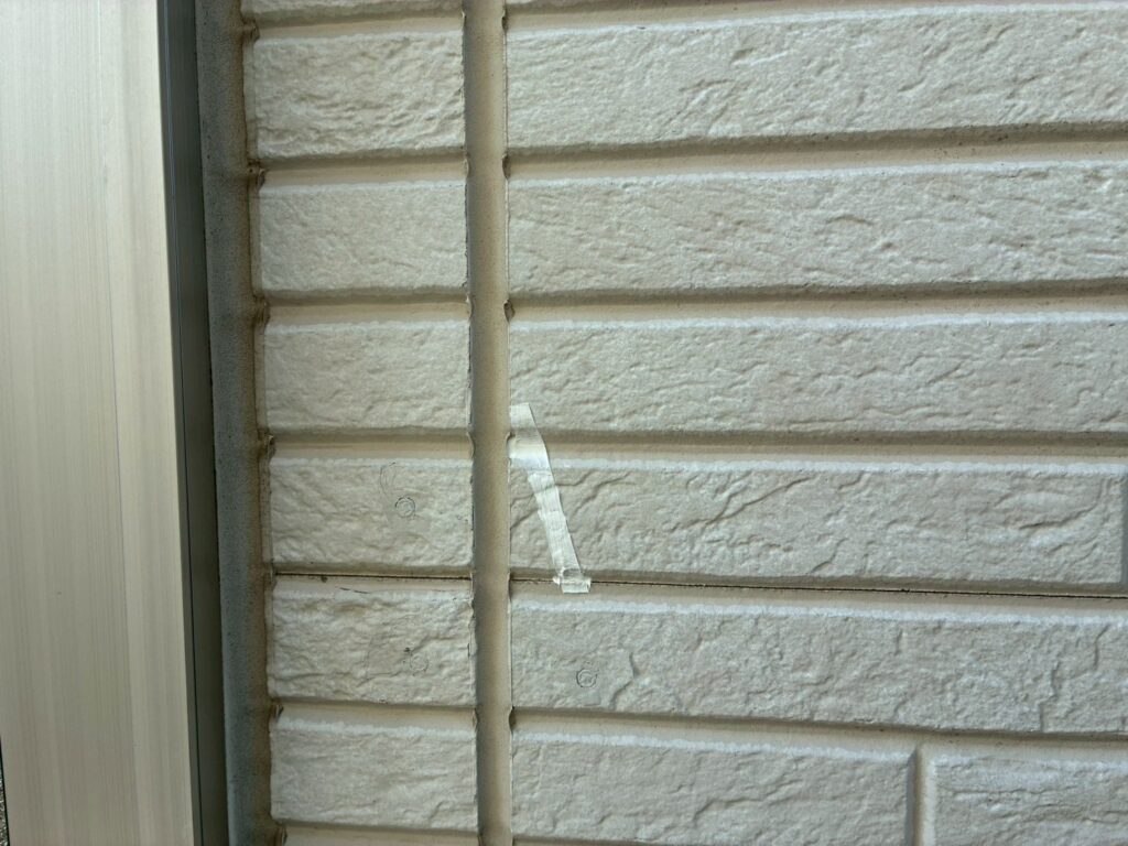 外壁のひび割れにコーキングを充填し均して補修が完了した状態