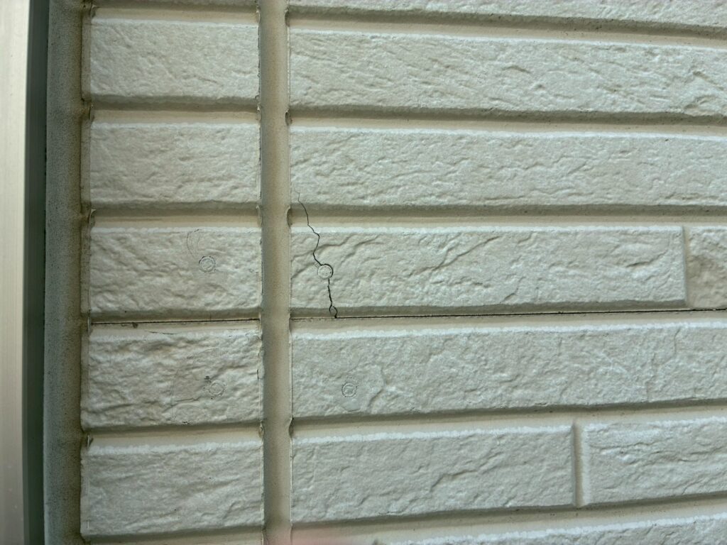 仙台市太白区の住宅で確認された外壁サイディングのひび割れ(補修前の状態)