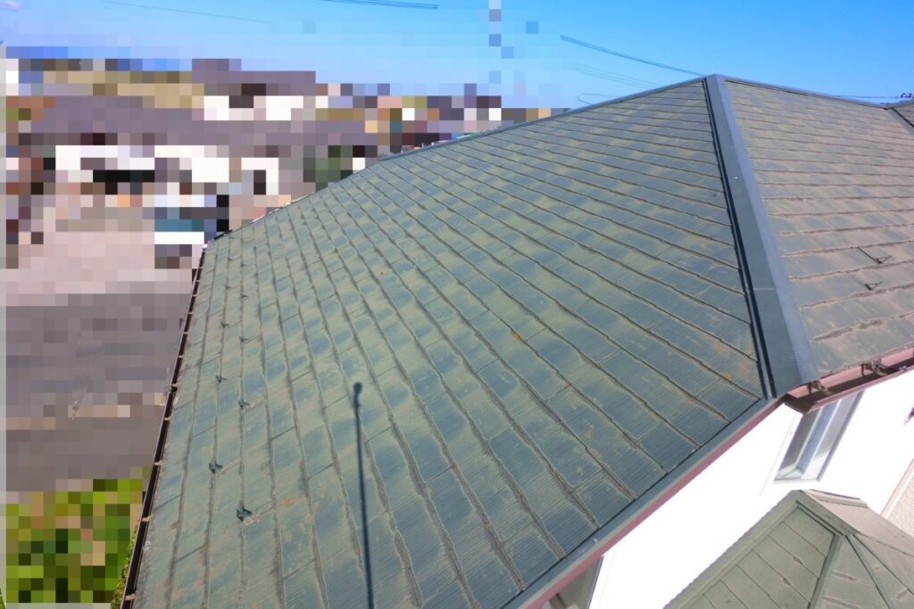 亘理郡の住宅で色あせと劣化が進んだスレート屋根の施工前写真
