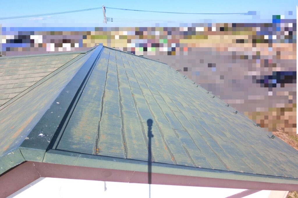 棟板金まわりに劣化が見られるスレート屋根の施工前写真