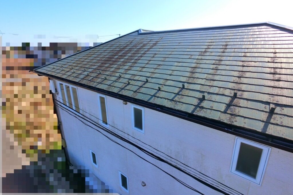 防水性能が低下したスレート屋根全体の施工前写真