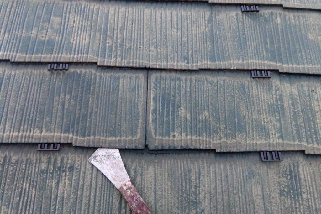 スレート屋根にタスペーサーを設置している屋根塗装工事の工程写真