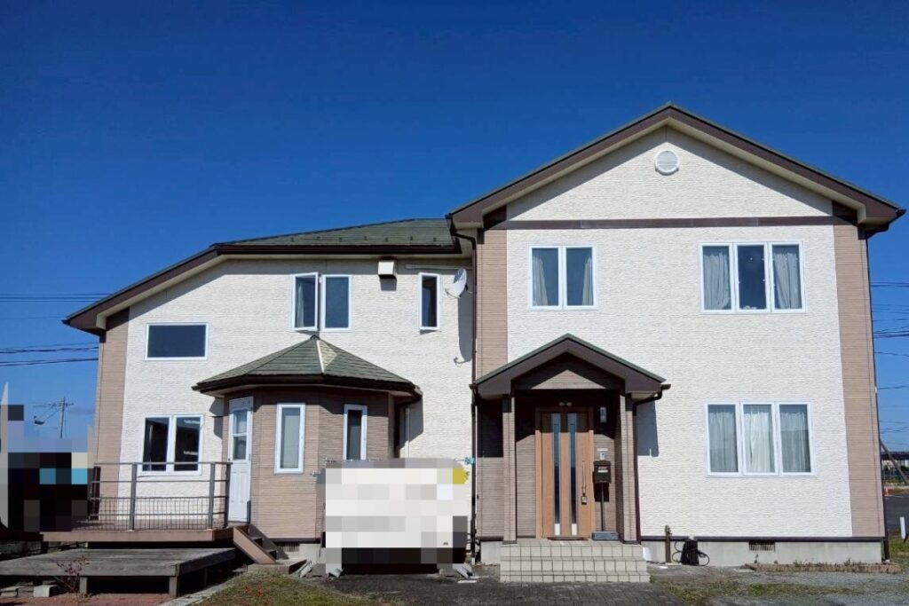 亘理郡の住宅で外壁塗装前の全体外観。色あせや汚れが目立つ施工前の状態