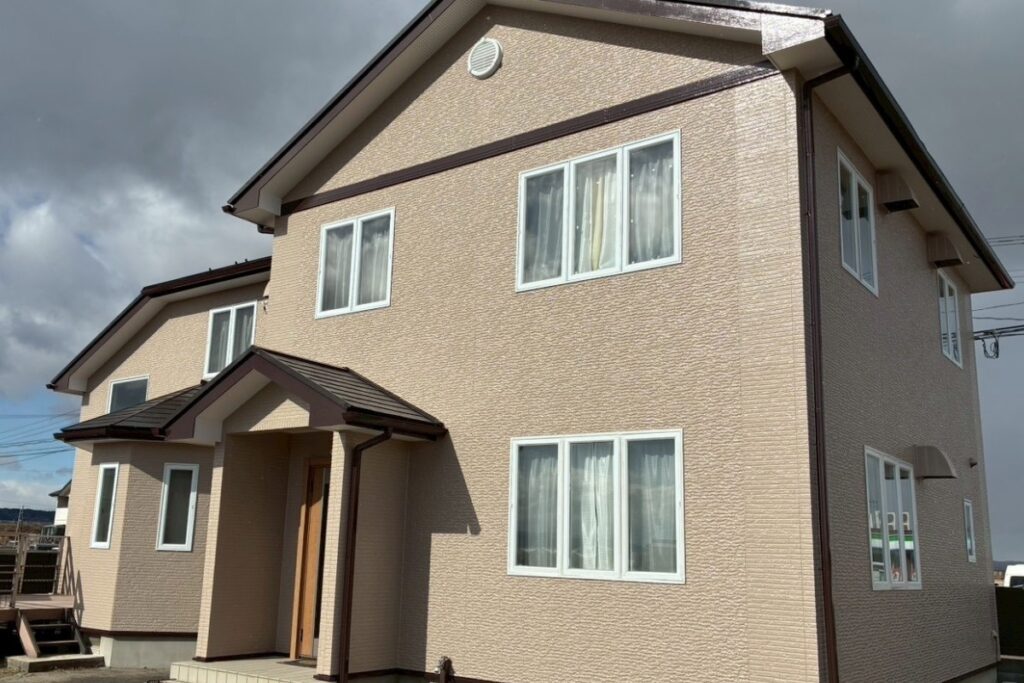 外壁塗装工事完了後の住宅外観を別角度から撮影した写真