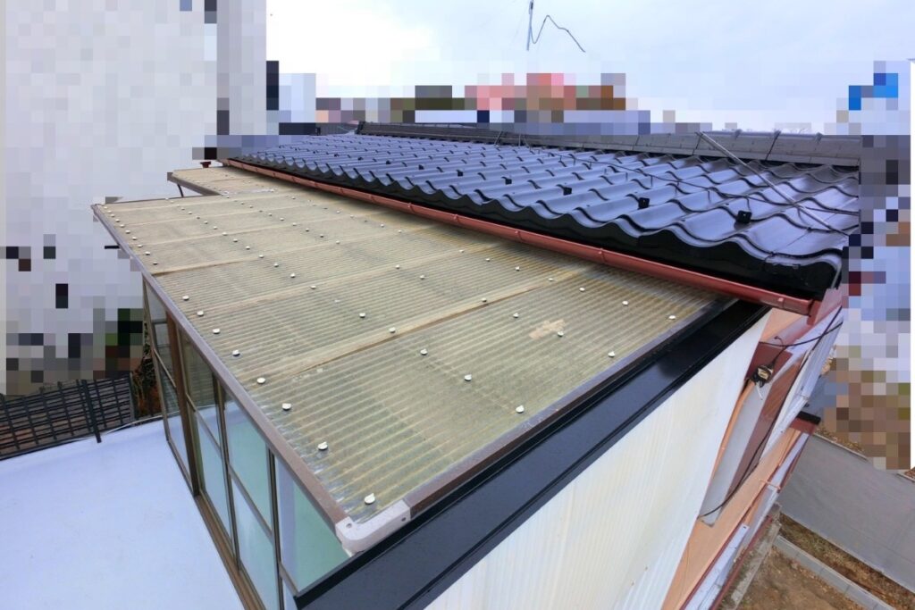 仙台市青葉区で水漏れが発生していた劣化した波板屋根の施工前写真