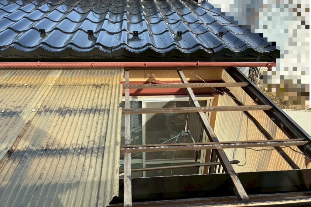 劣化した波板屋根を解体している作業中の様子