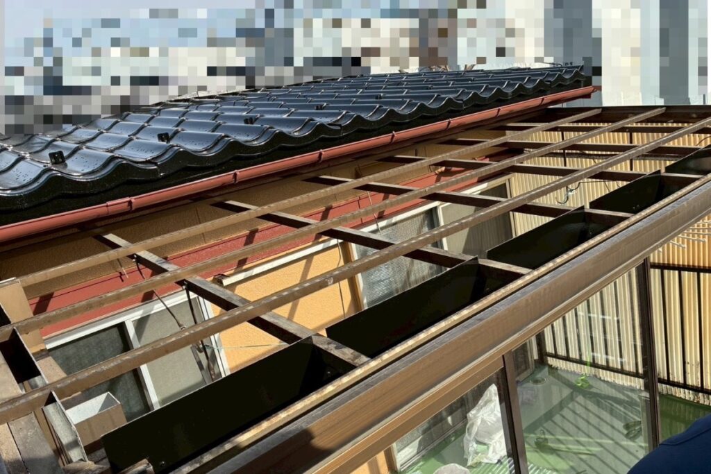 波板屋根の解体が完了し下地が露出した状態