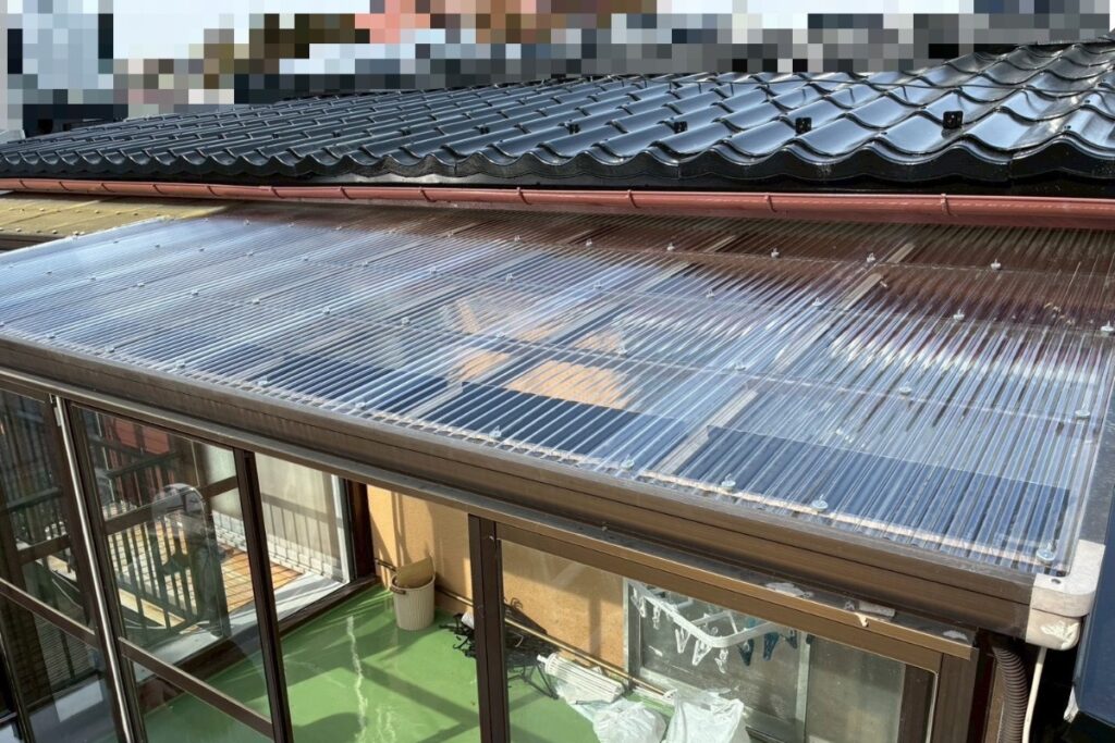 部分波板交換工事が完了したきれいなサンルーム屋根