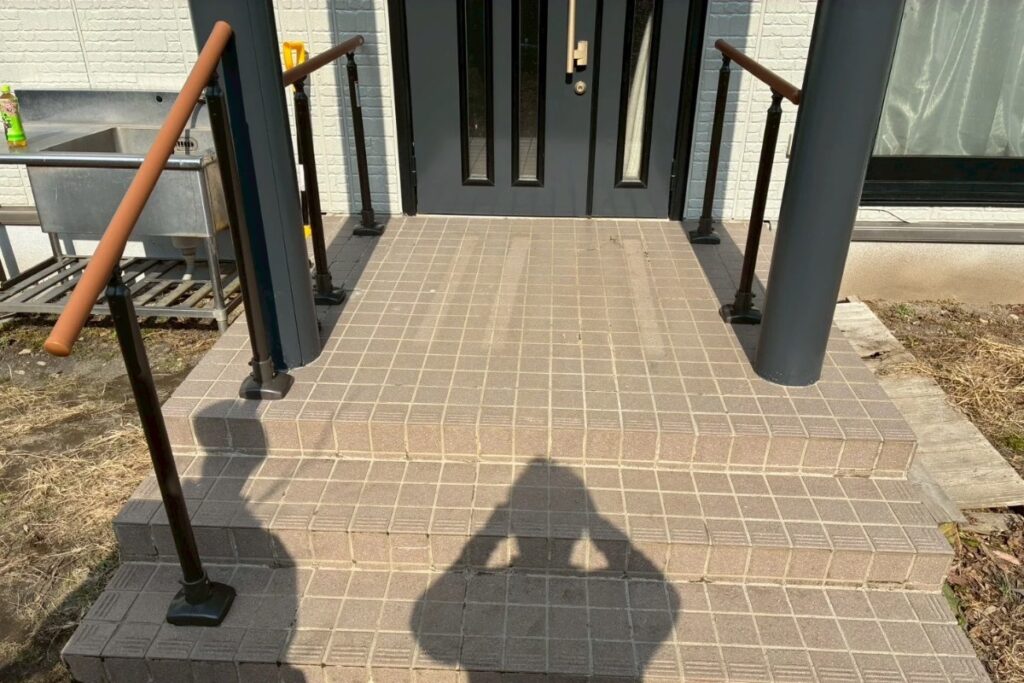 玄関階段手摺設置完了 介護保険住宅改修工事