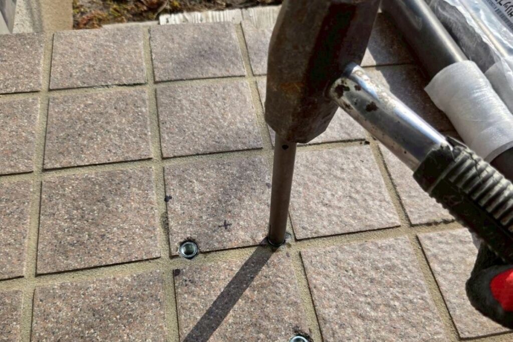 手摺柱固定用アンカー打ち込み作業 コンクリート固定