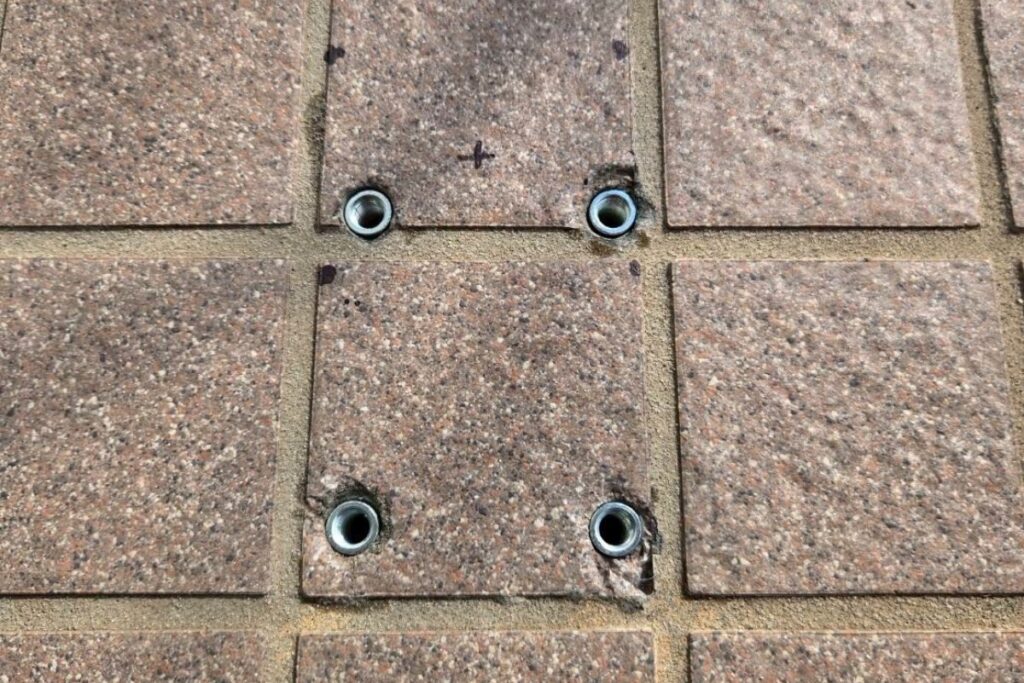 アンカー固定完了 手摺柱設置準備状態