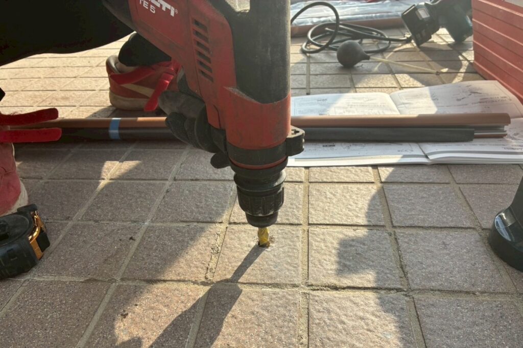 手摺柱固定のためのアンカー削孔作業 コンクリート穴あけ