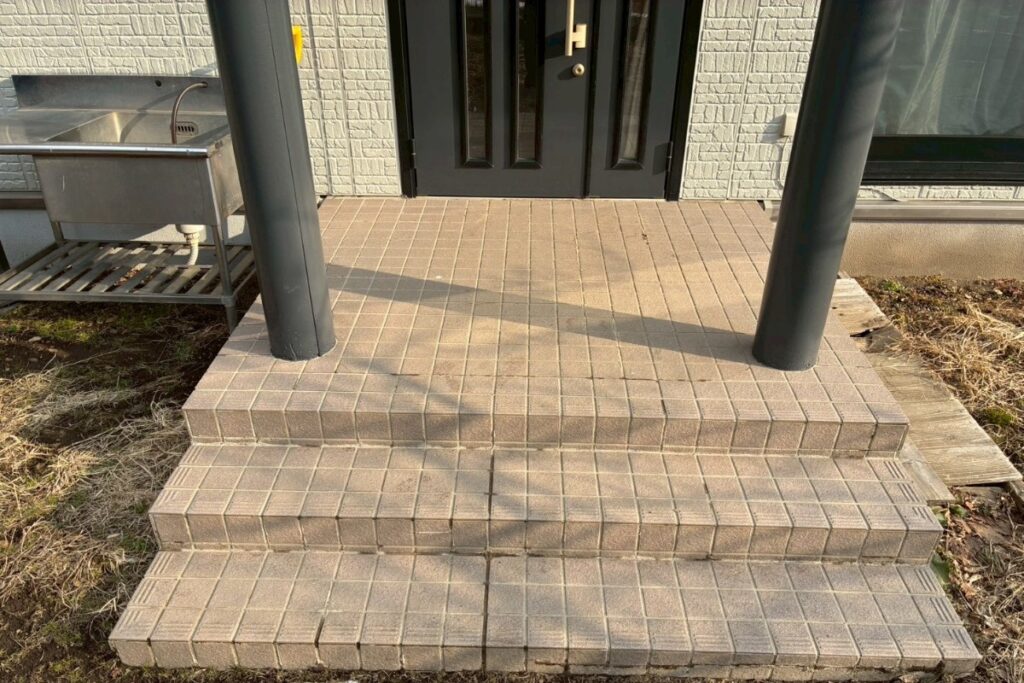 仙台市太白区 介護保険を利用した手摺新設工事 施工前 玄関階段