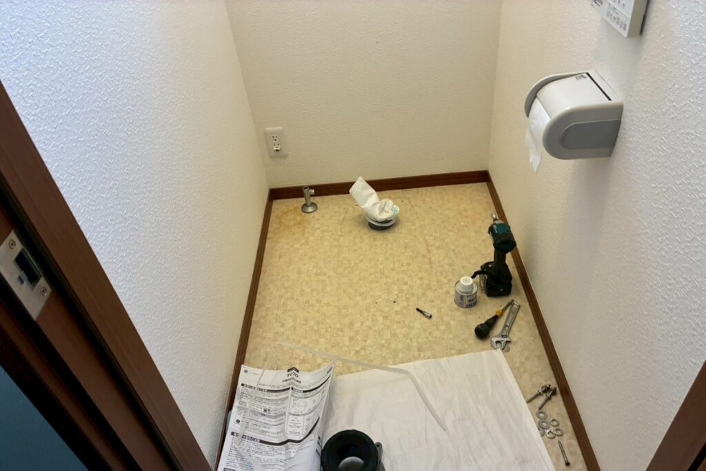 トイレ交換の解体作業|既存便器撤去後の状態
