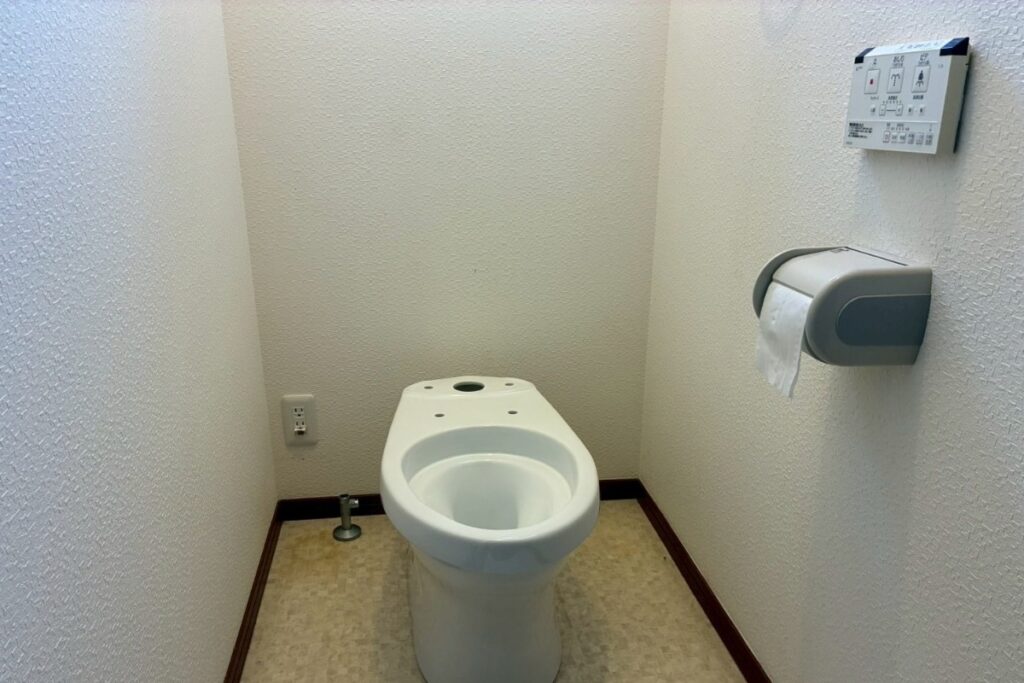 新しい便器の設置作業|トイレ交換工事中