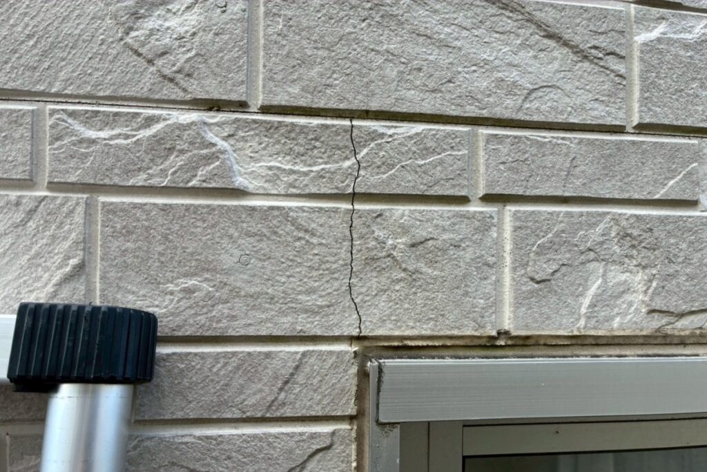 2箇所目の外壁サイディングに縦のヒビ割れが入っている施工前写真