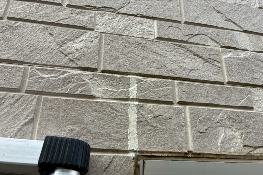 2箇所目のヒビ割れをコーキング補修した施工後の外壁写真