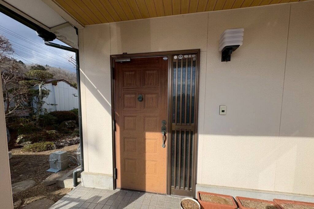 仙台市太白区で施工前の玄関ドア引戸｜経年劣化と建付け不良の状態