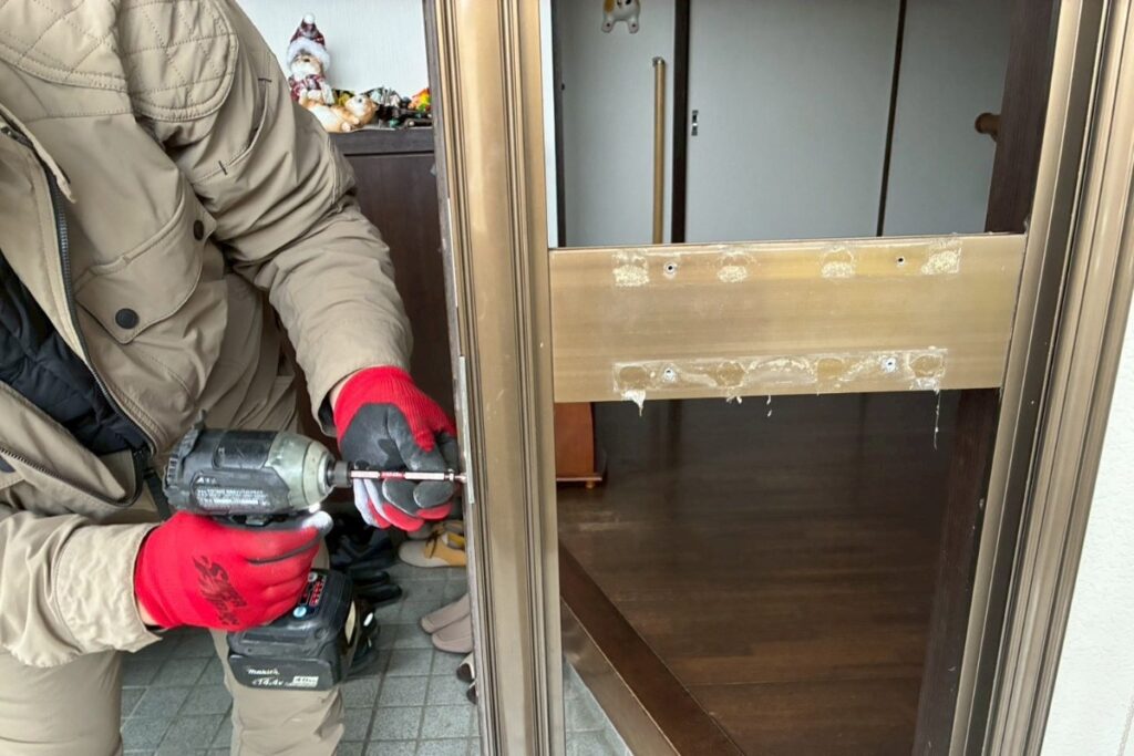 玄関ドア引戸の解体作業｜既存ドアを取り外す工程（仙台市）