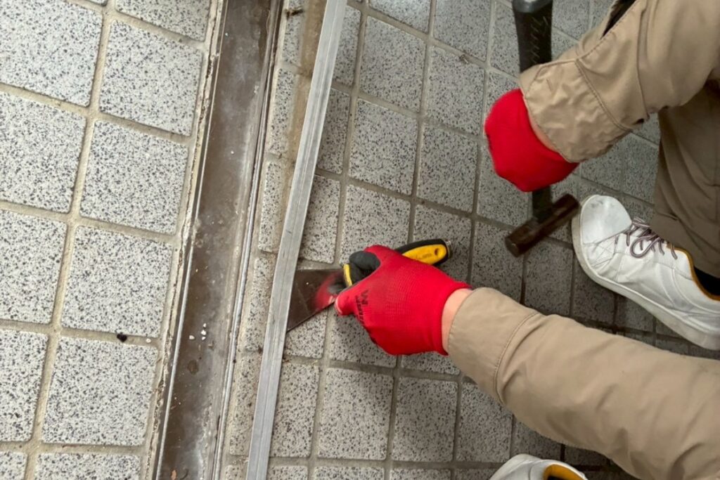 玄関ドア枠の化粧カバー解体作業（仙台市カバー工法）