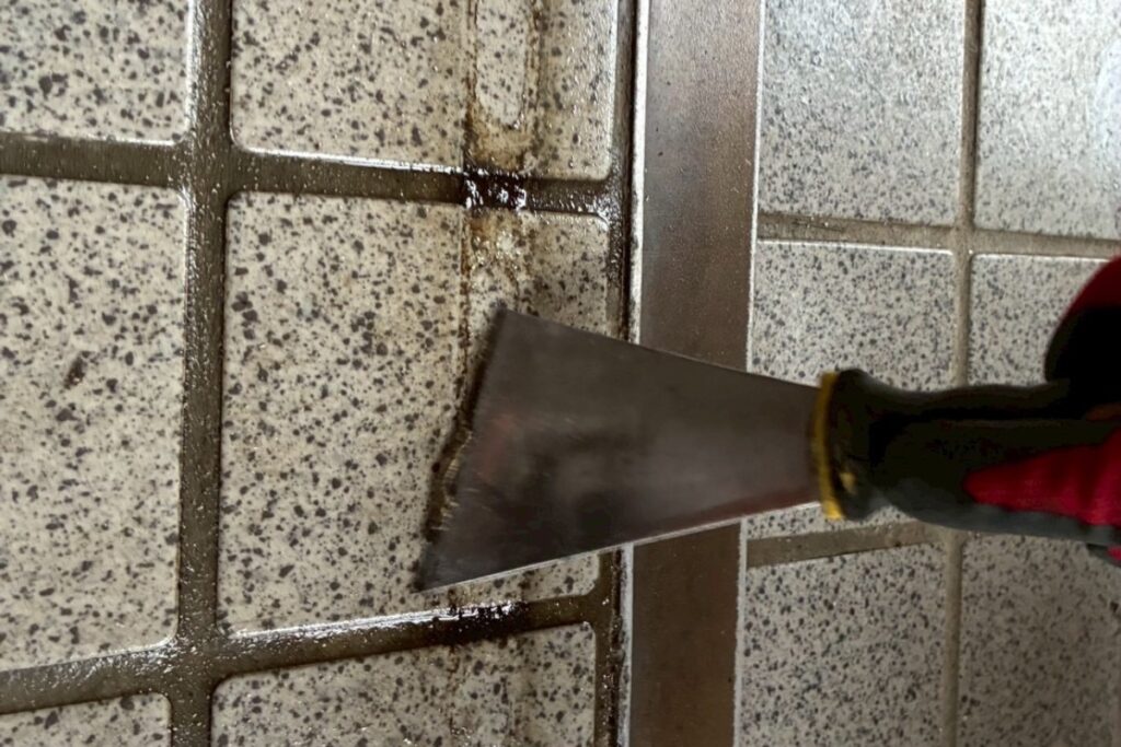 玄関ドア枠の接着剤除去作業｜下地清掃（仙台市）