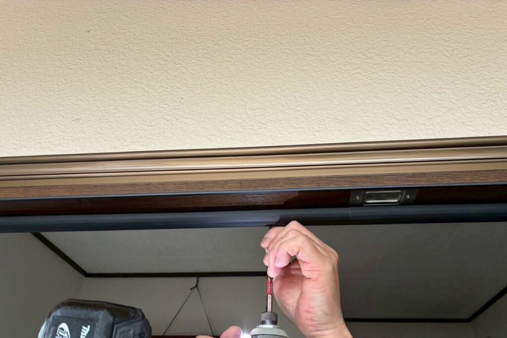 玄関ドア引戸の新規枠取り付け作業（仙台市カバー工法）