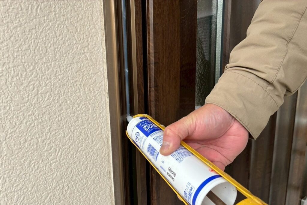 玄関ドア内枠と既存枠の隙間にコーキング充填（仙台市）