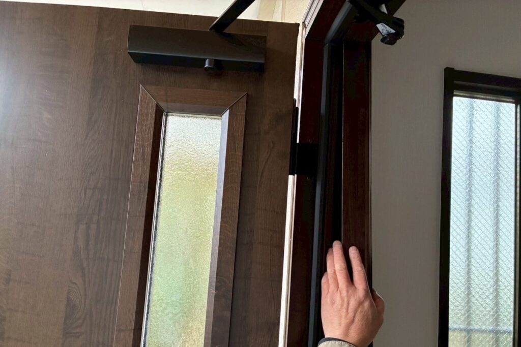玄関ドア引戸カバー材の取り付け作業（仙台市）
