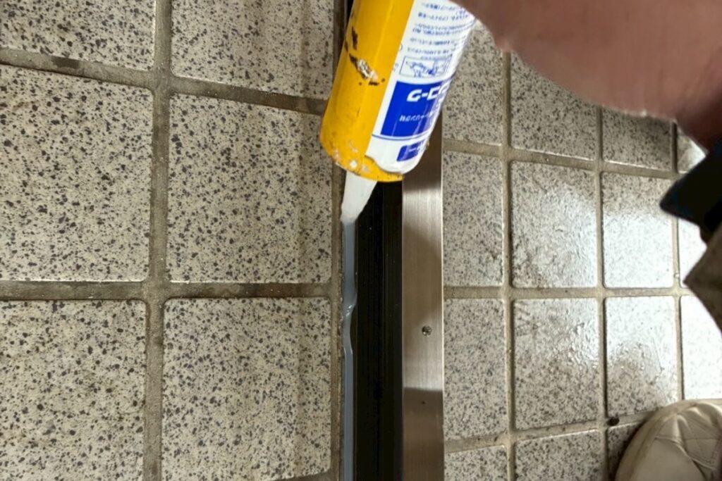 玄関ドア化粧カバー部分のコーキング充填（仙台市）