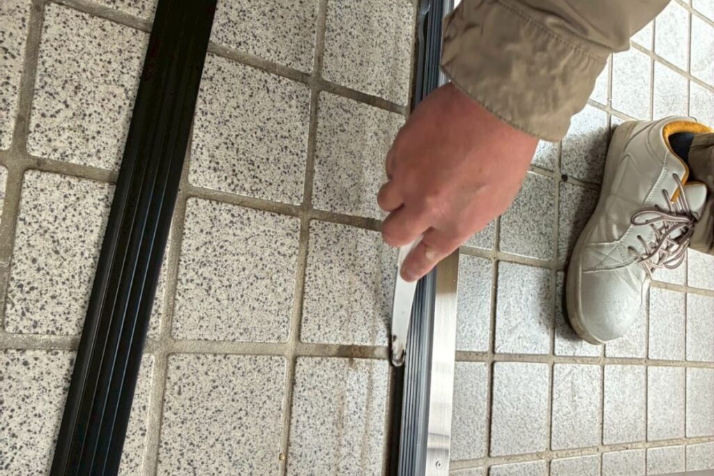 玄関ドア引戸カバー工事のコーキング仕上げ作業（仙台市太白区）