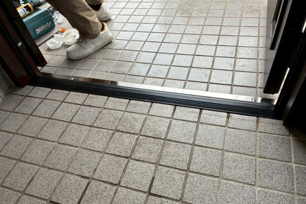 玄関ドア引戸の新規化粧カバー設置作業（仙台市）