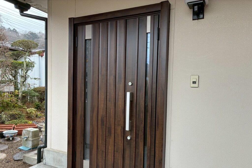 玄関ドア引戸本体の取り付け作業中（仙台市カバー工法）