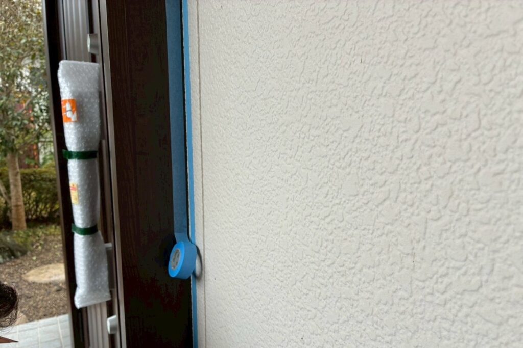 玄関ドア外枠と外壁の取り合い部養生作業（仙台市）