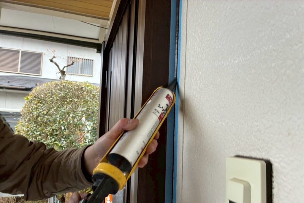 玄関ドア外枠と外壁の隙間へコーキング充填（仙台市太白区）