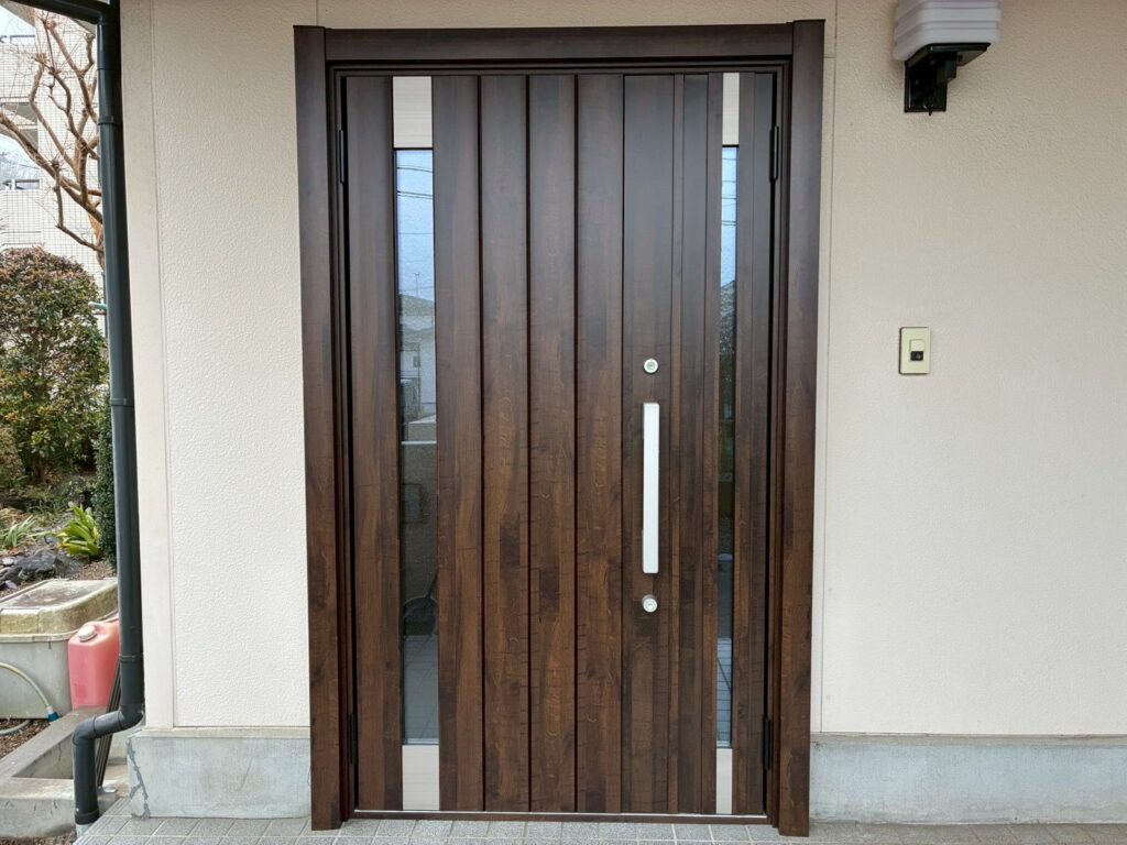 仙台市で玄関ドア引戸カバー工事完了後の外観