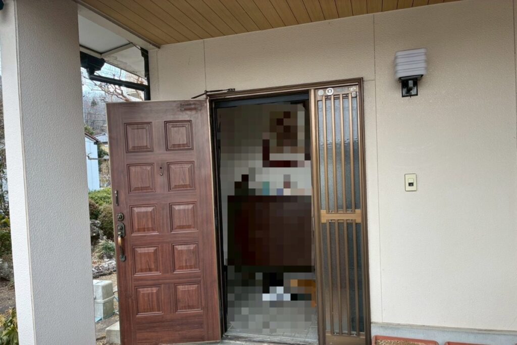 仙台市太白区で施工前の玄関ドア引戸｜経年劣化により建付け不良が起きている状態