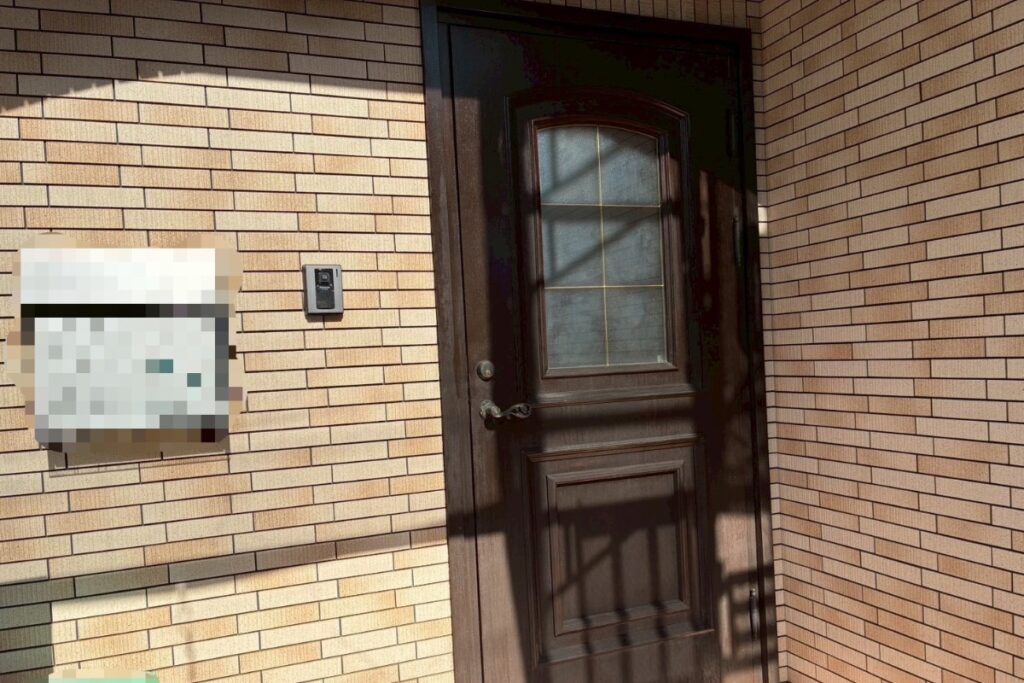 塩釜市 木製玄関ドア 塗装完了 パリサンダ仕上げ