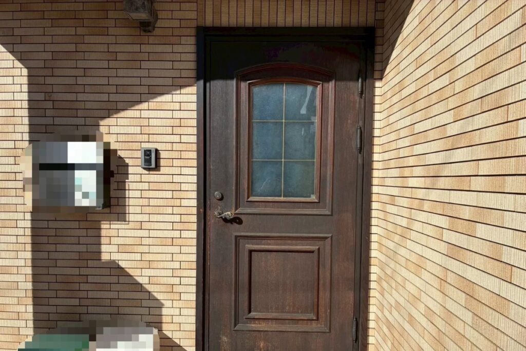 塩釜市 木製玄関ドア 塗装前 色あせと表面劣化の様子