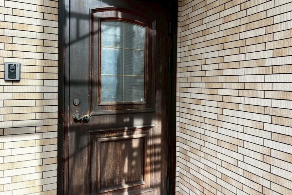 塩釜市 木製玄関ドア 表面劣化と退色の状況