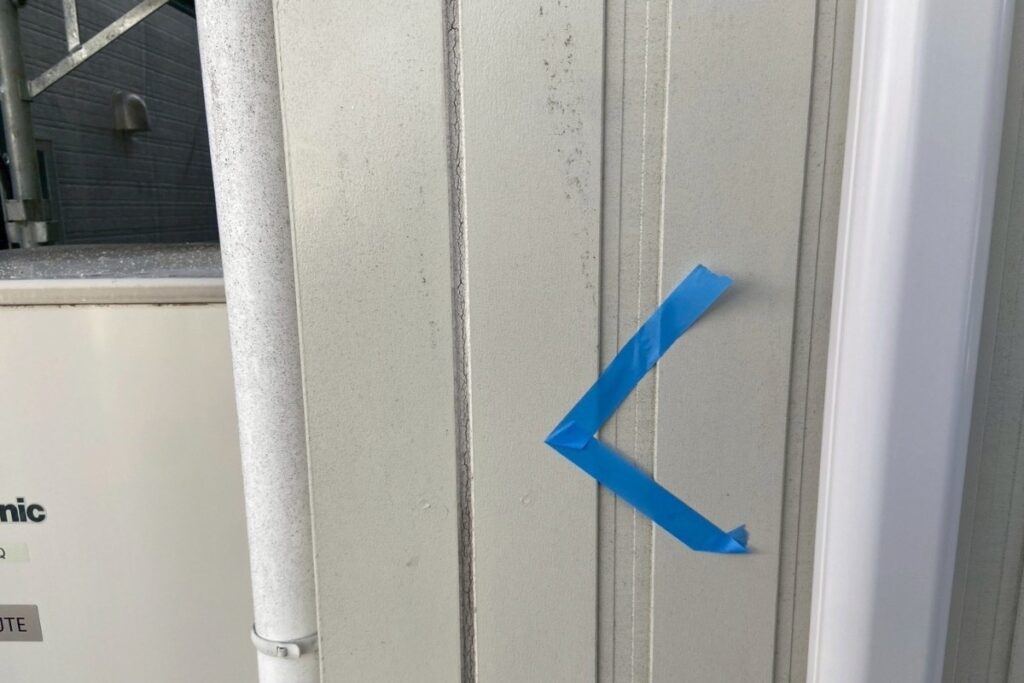 塩釜市で目地コーキングにひび割れが発生している外壁の様子