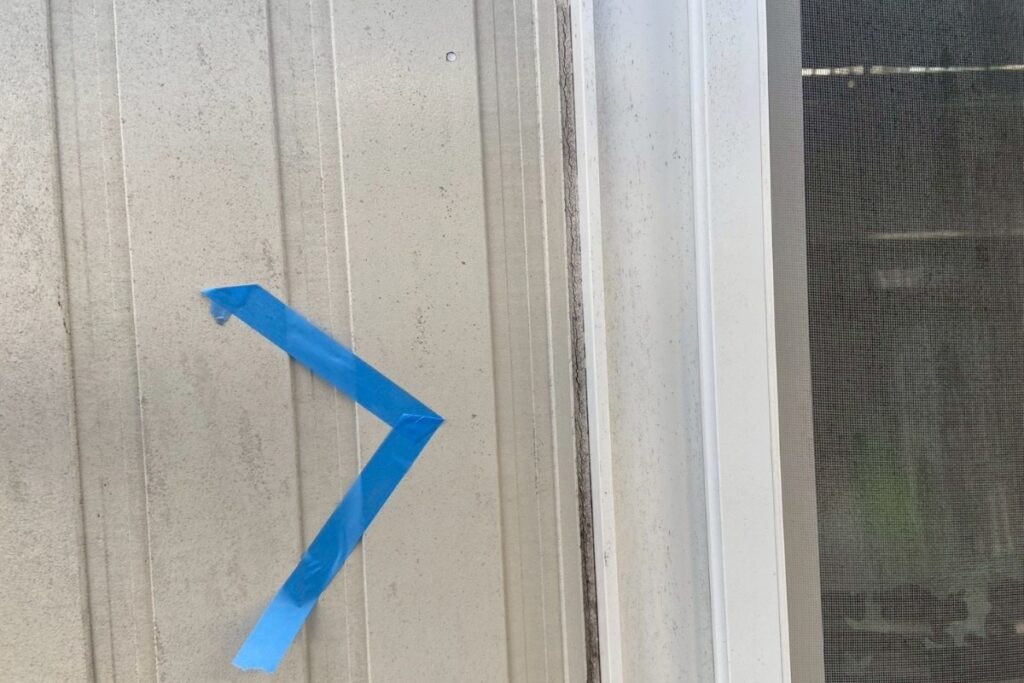 塩釜市で窓まわりコーキングに劣化が見られる施工前の様子