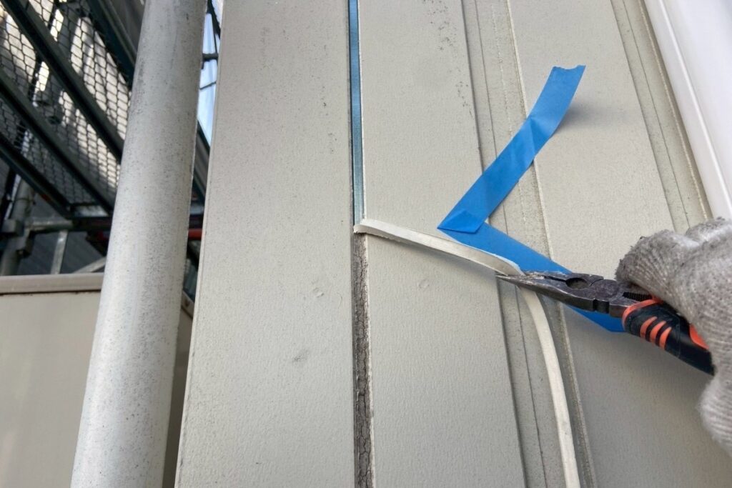 塩釜市で目地コーキングを撤去している様子