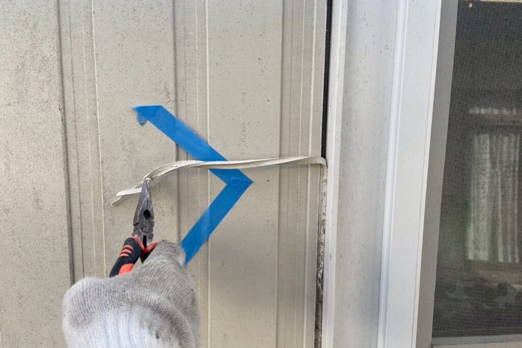 塩釜市で窓周りコーキングを撤去している作業風景